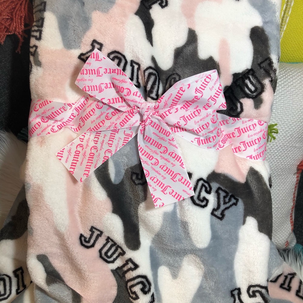 ‼️PRICE DROP‼️ ✨NWT Juicy Couture throw. - Picture 2 of 4